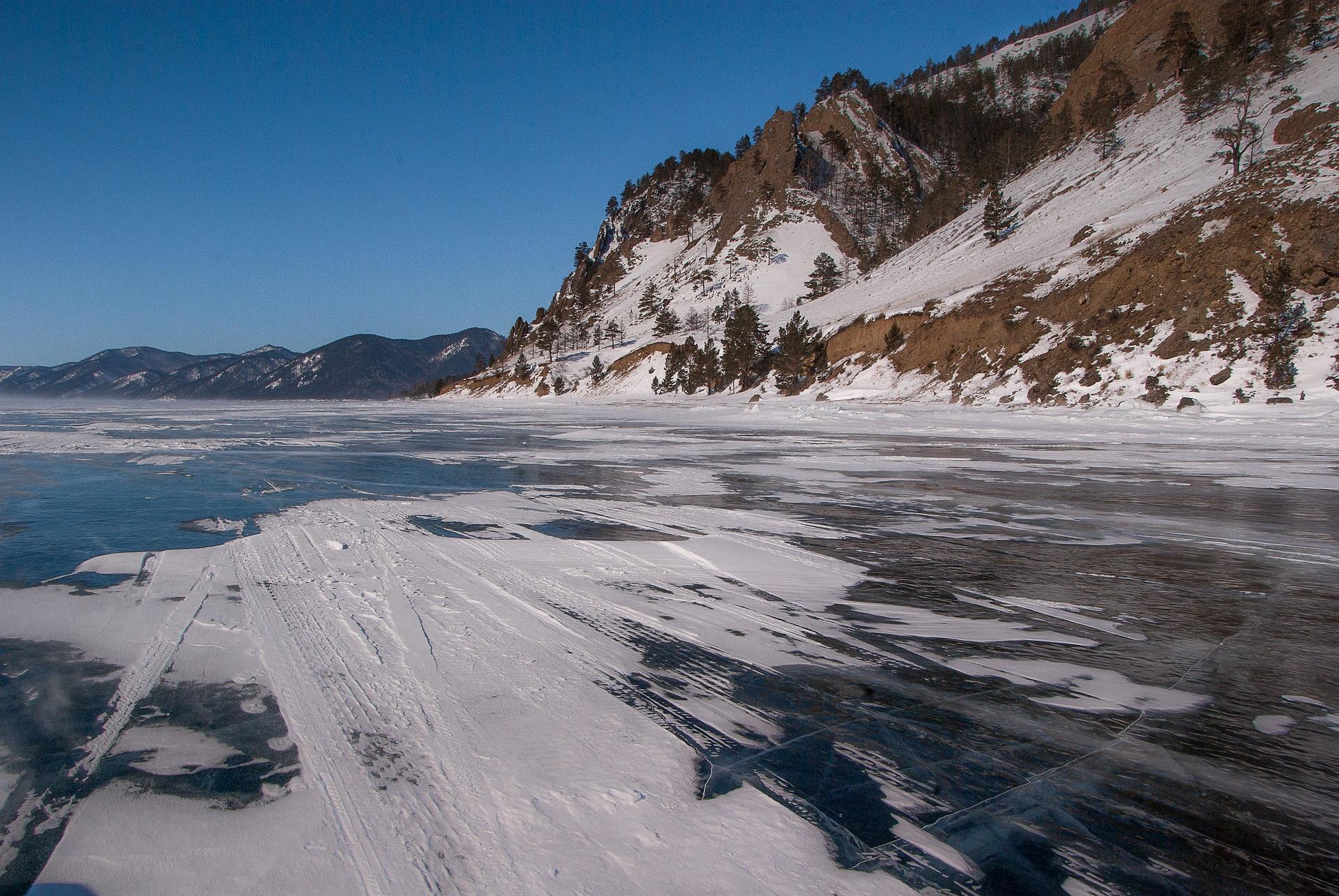 Das Bild repräsentiert Sibirien Baikalsee zugefrorenen See Irkutsk